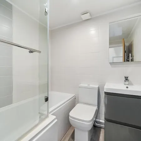 Lejlighed Top Floor In Central York. Free Parking