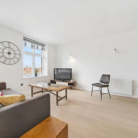 Top Floor In Central York. Free Parking York