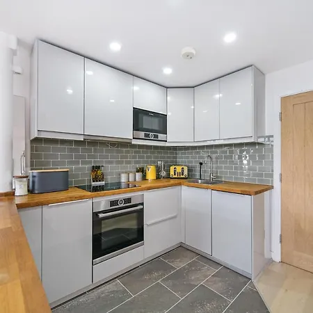Top Floor In Central York. Free Parking Apartment *
