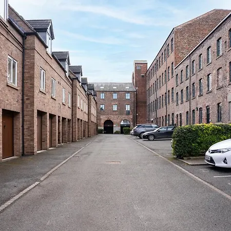 Lejlighed Top Floor In Central York. Free Parking