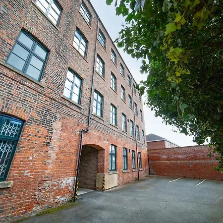 Top Floor In Central York. Free Parking Apartment *