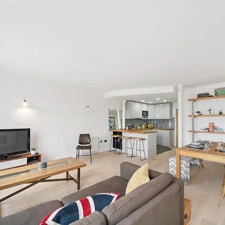 Lejlighed Top Floor In Central York. Free Parking