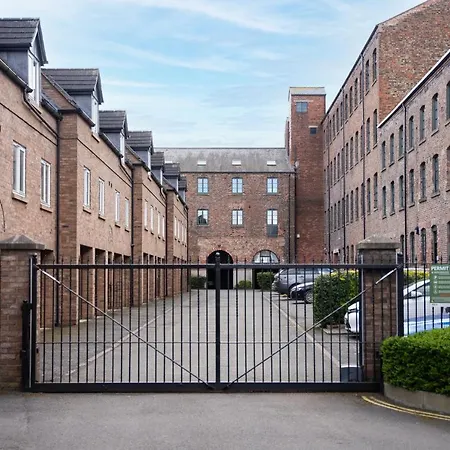 Lejlighed Top Floor In Central York. Free Parking *