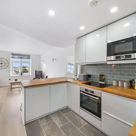 Top Floor In Central York. Free Parking Apartment