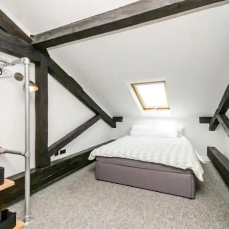 Top Floor In Central York. Free Parking
